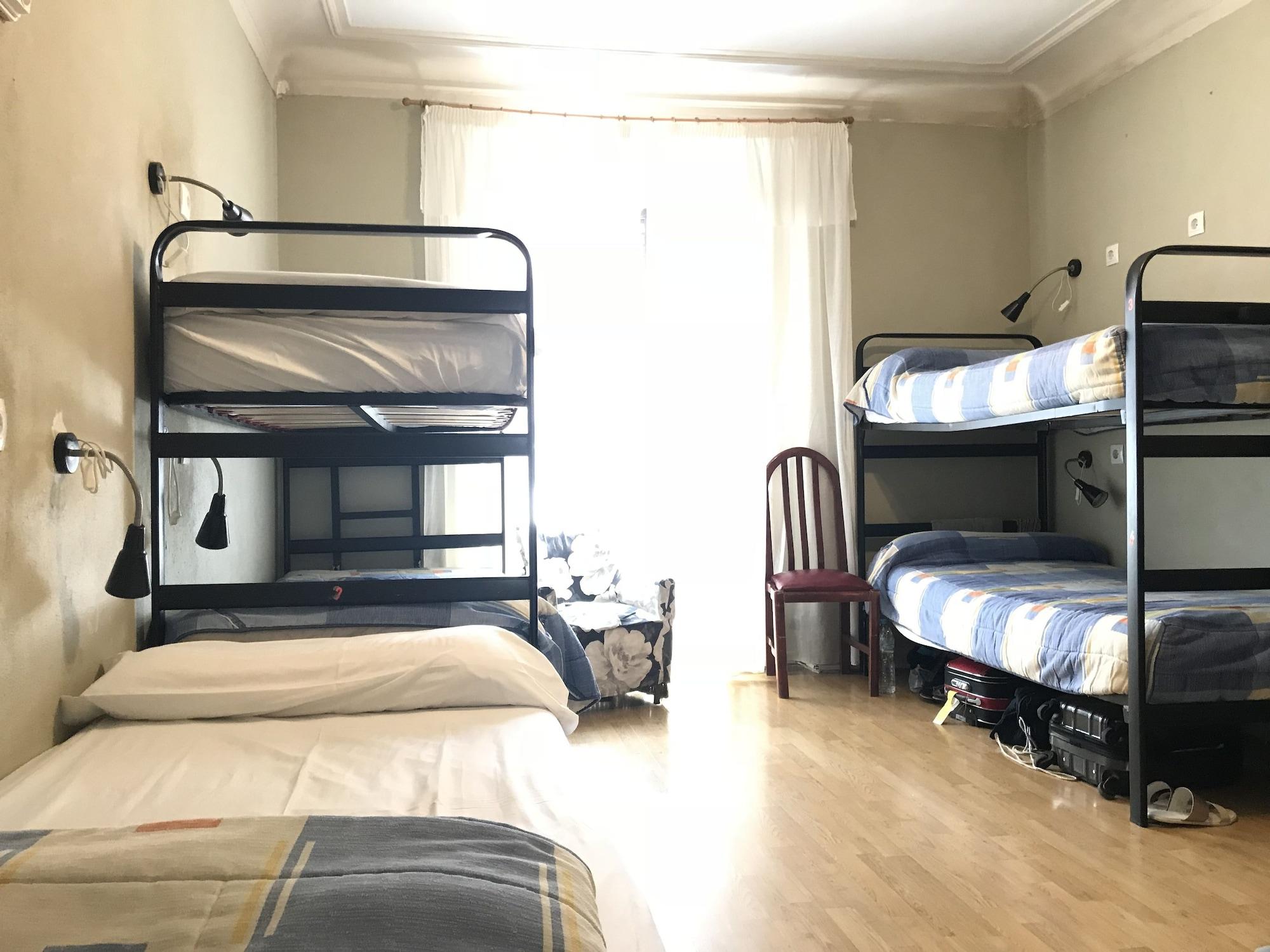 Rc Miguel Angel Vandrerhjem Madrid Eksteriør bilde Hostel room in Madrid, Spain