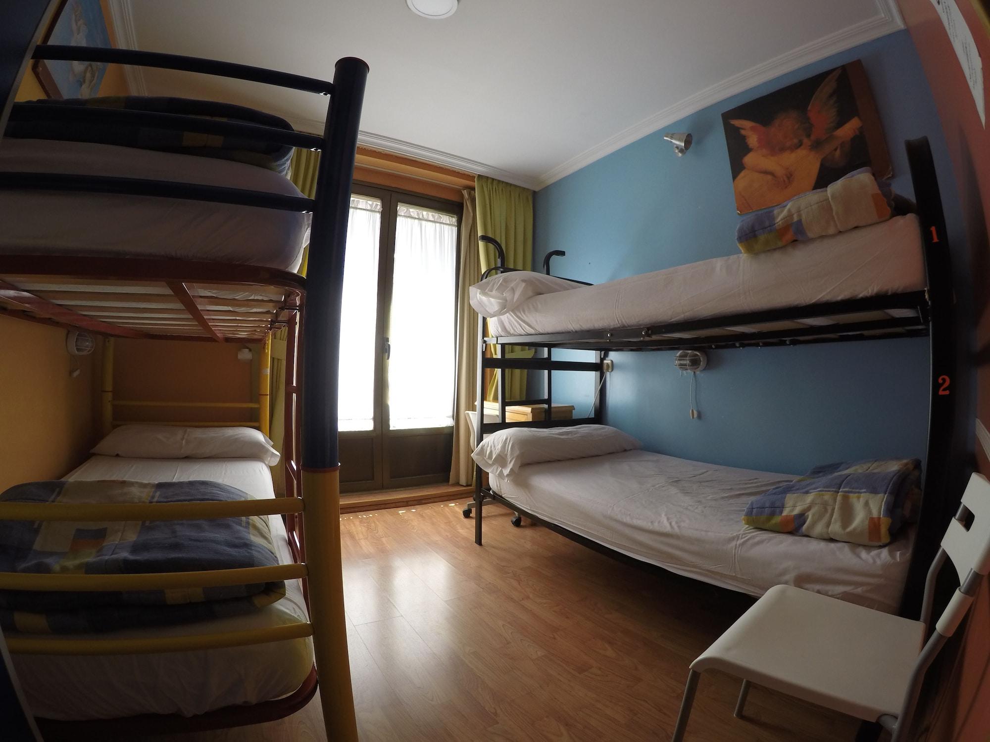 Rc Miguel Angel Vandrerhjem Madrid Eksteriør bilde Hostel room in Madrid, Spain