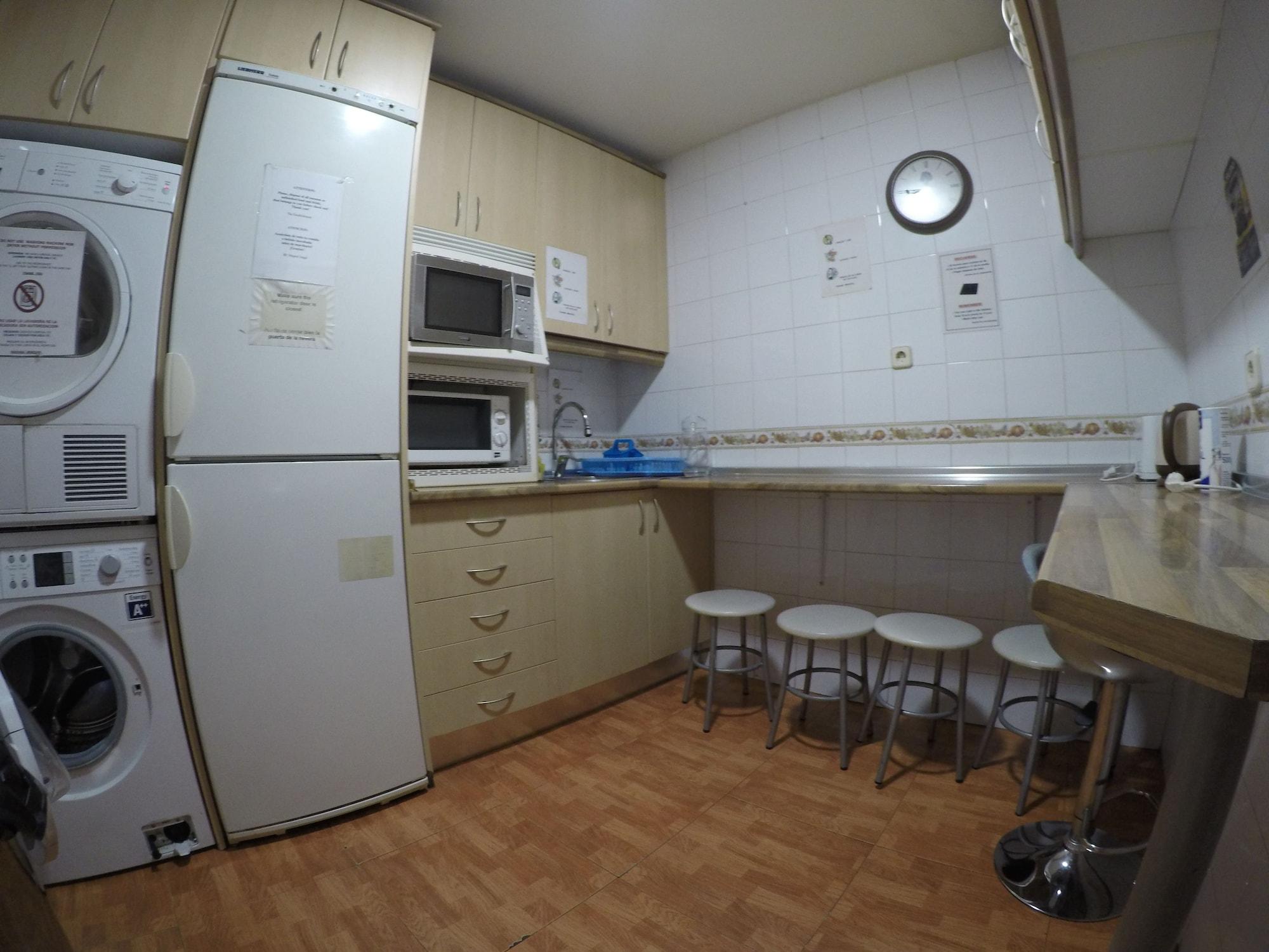Rc Miguel Angel Vandrerhjem Madrid Eksteriør bilde A typical kitchen in a hostel