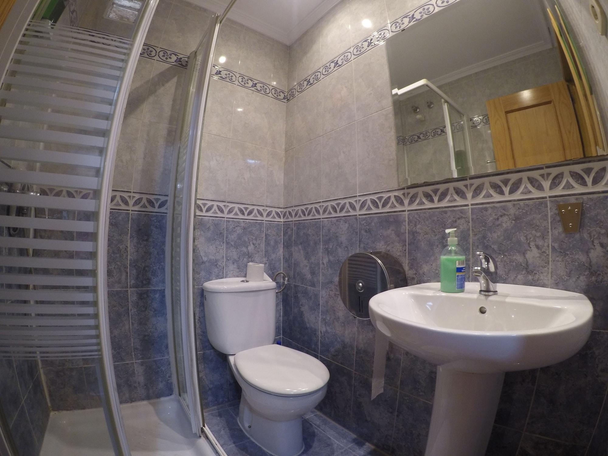 Rc Miguel Angel Vandrerhjem Madrid Eksteriør bilde Bathroom with shower cubicle