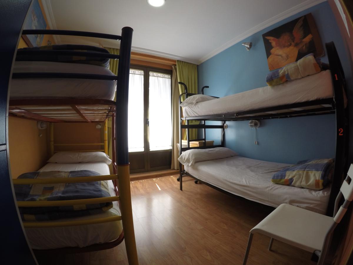 Rc Miguel Angel Vandrerhjem Madrid Eksteriør bilde Hostel room in Madrid, Spain
