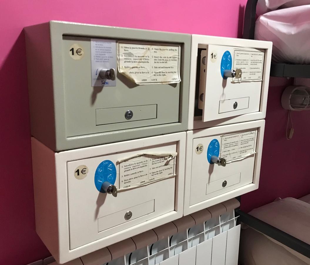 Rc Miguel Angel Vandrerhjem Madrid Eksteriør bilde Private mailboxes in a French post office